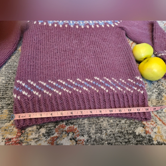 Hand knit sweater. Size XS -S. Material is soft and has some stretch. - Picture 7 of 7